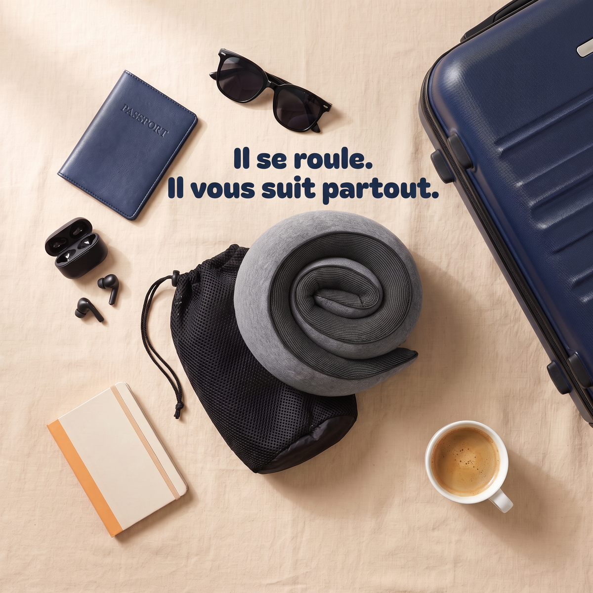 Coussin Nuvagio roulé dans sa pochette de transport