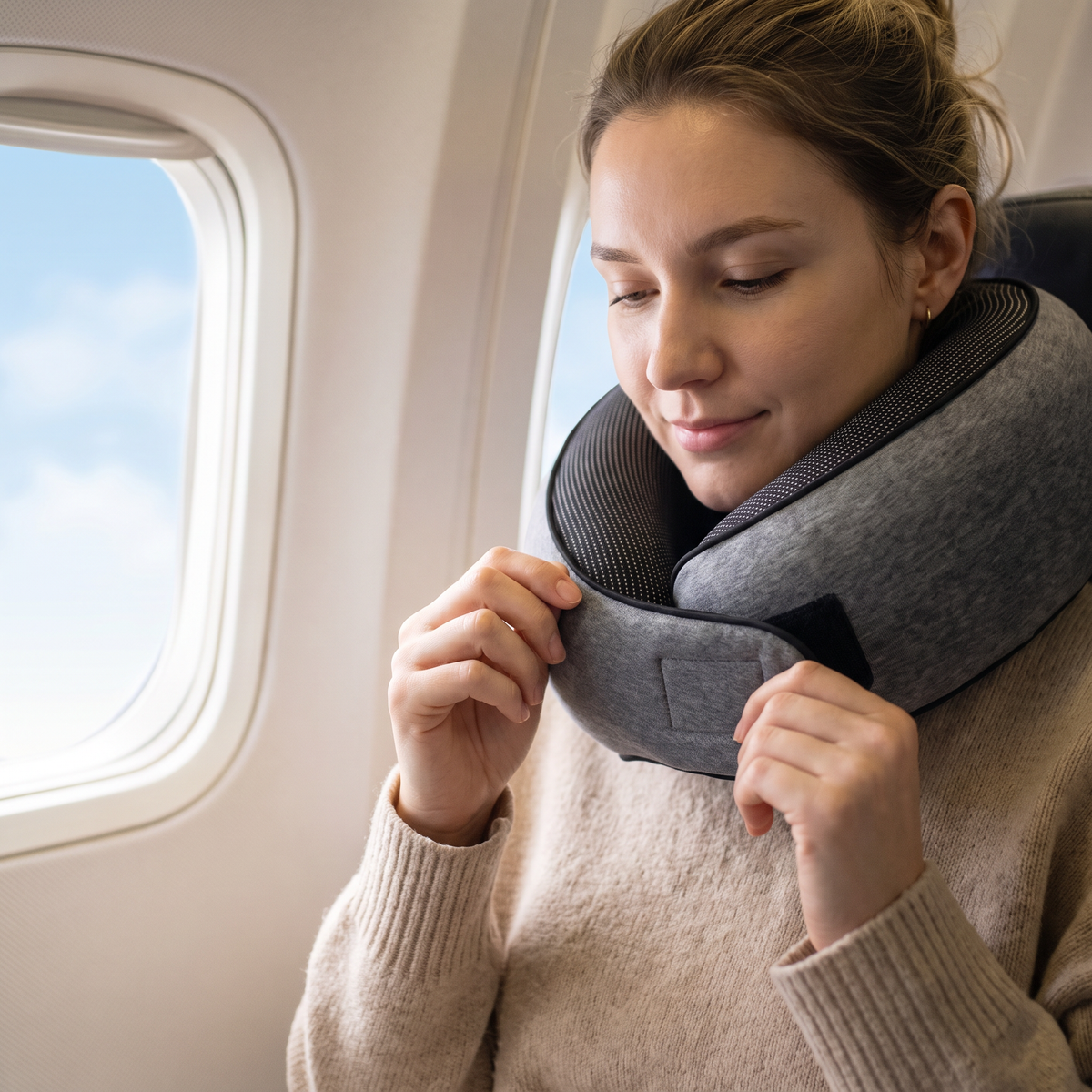 Elle enroule le coussin Nuvagio autour de son cou Image